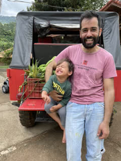 André no interior de Minas Gerais com a família