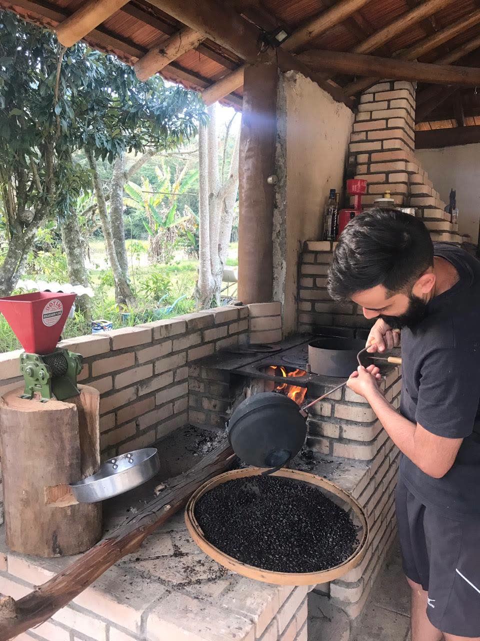 Torra artesanal de café em fogo de lenha
