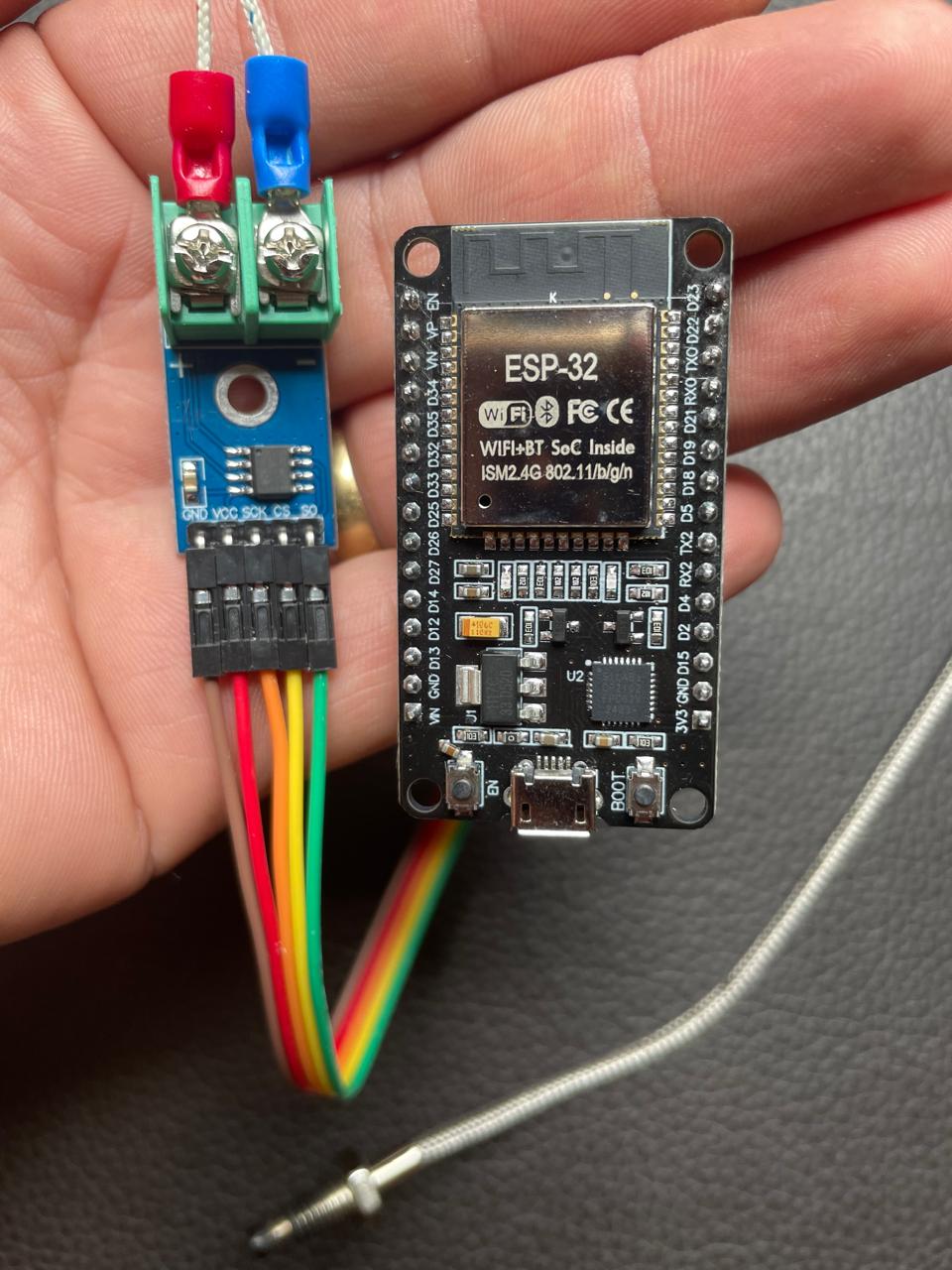 Montagem real da ESP32 com fios conectados ao MAX6675