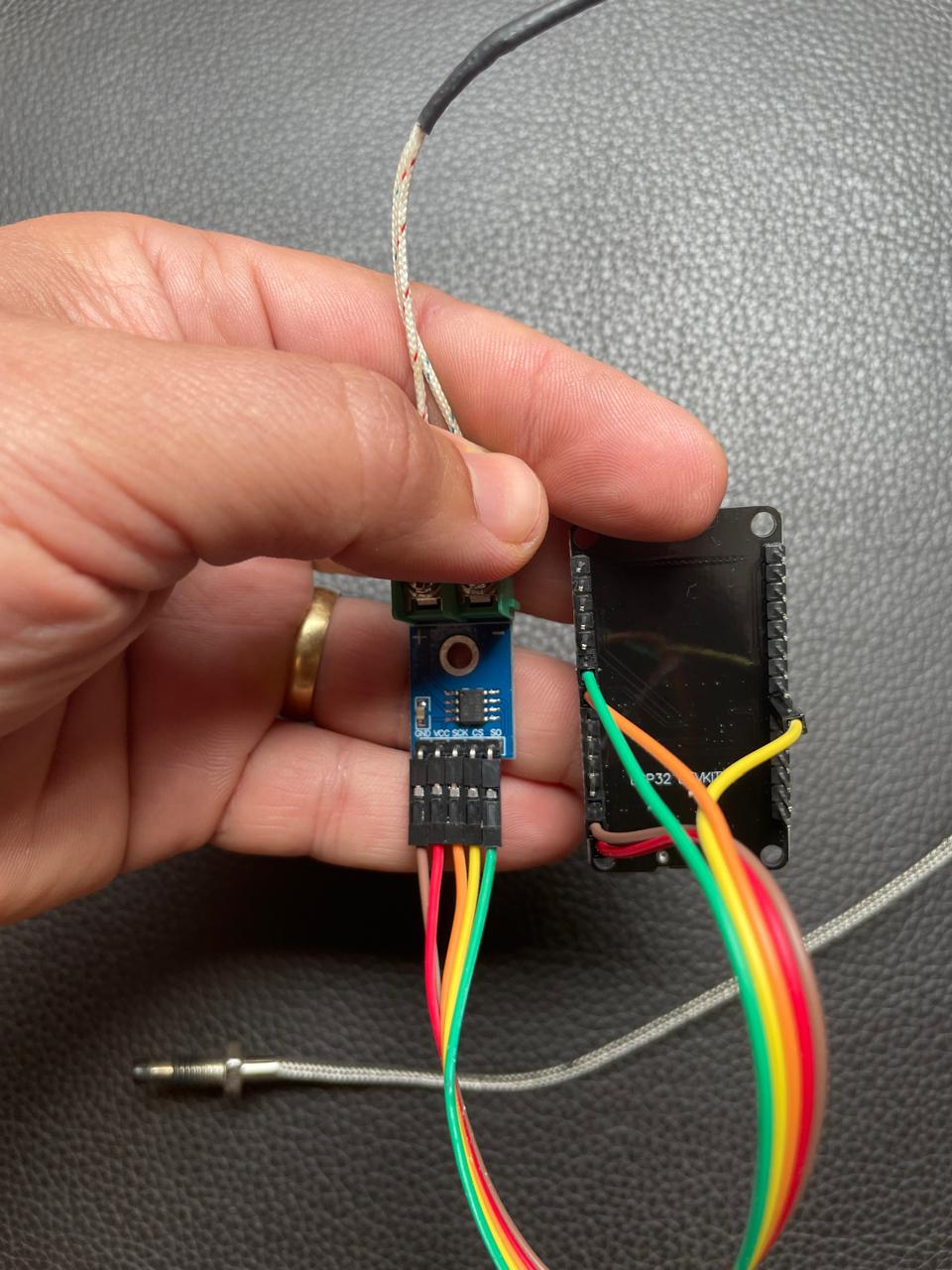 Visão aproximada de uma instalação ESP32 com MAX6675